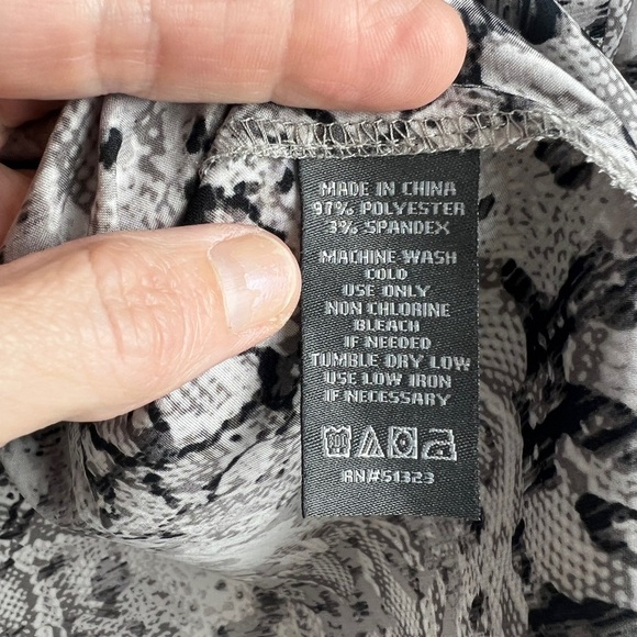 Vince Camuto Reptile Printed Tie Neck Puff Sleeve Button Front Blouse Top Sz XL - Picture 8 of 8